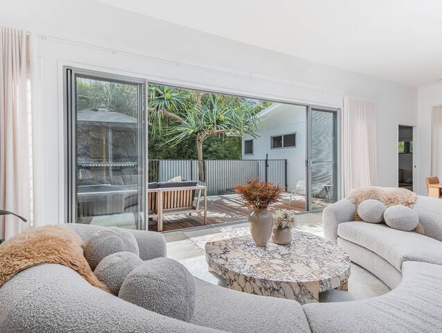 Seascapes- Beachside & Poolside Luxe gallery image 2