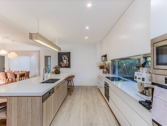 Seascapes- Beachside & Poolside Luxe gallery image 4