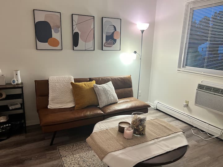 Cozy 2-bedroom Retreat Steps From Stunning Park - Youngstown, OH