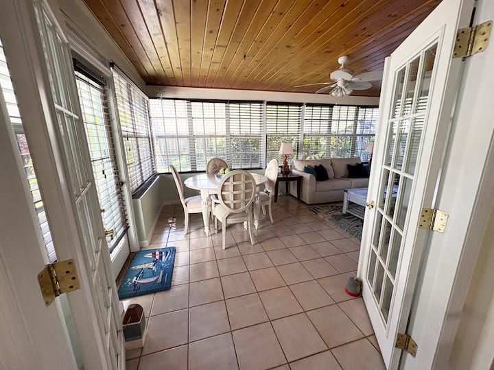 تمتد غرفة فلوريدا من المطبخ، مما يوفر مساحة إضافية للاسترخاء والهدوء.