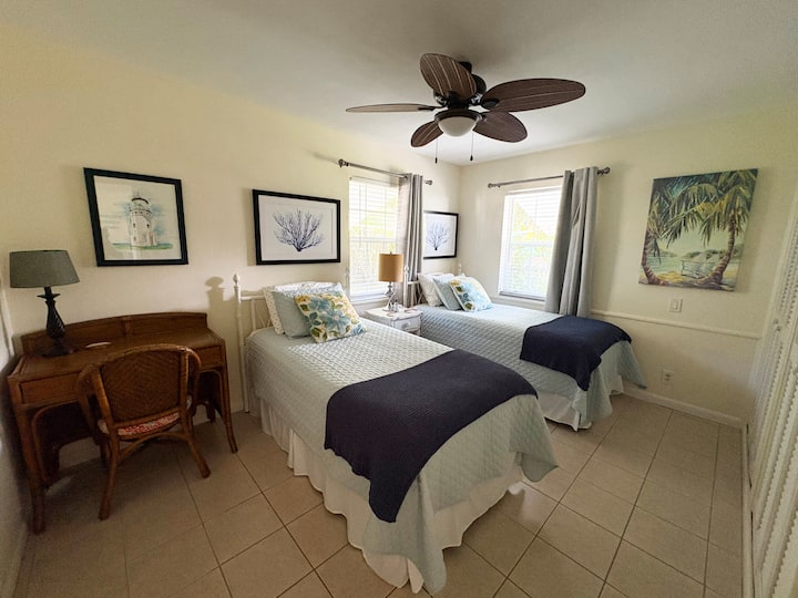 تحتوي غرفة النوم على سريرين مفردين وخزانتين مزدوجتين ومروحة سقف مع إضاءة وخزانة ملابس صغيرة ومرآة ومكتب مخصص للوقوف/الجلوس قابل للتعديل. تحتوي الطاولة بجانب السرير على منافذ شحن USB وUSB - C.