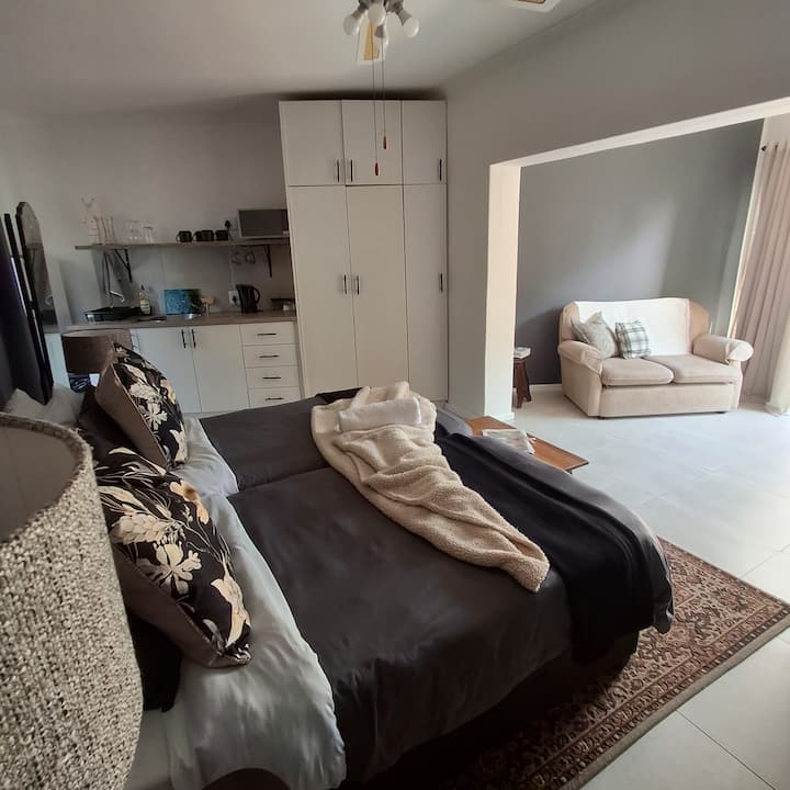 2 camas individuales y una zona espaciosa en el área de configuración