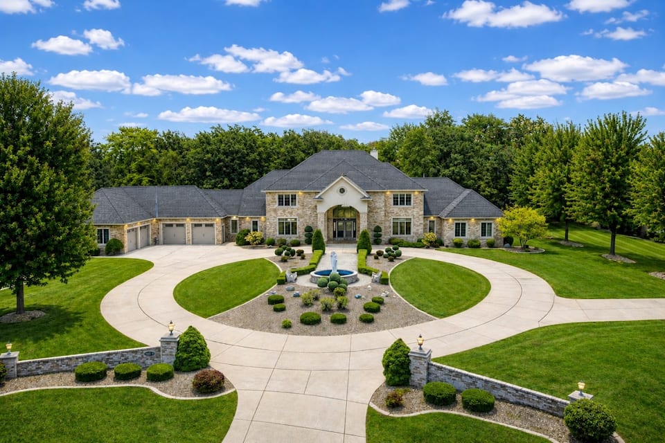 Top-earning Airbnb listing in Green Bay, 6 bedrooms