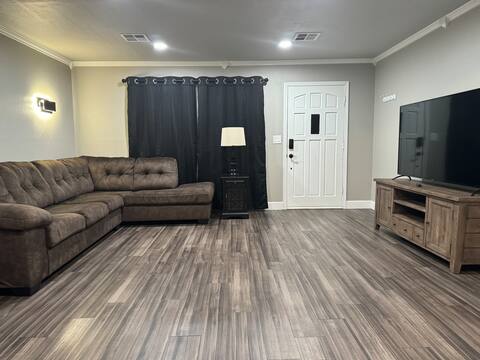 Cozy and quiet in Mustang. Close to airport & FAA.