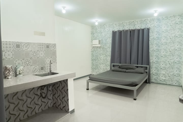 1 queen bed
Floor mattress available upon request
Private bathroom