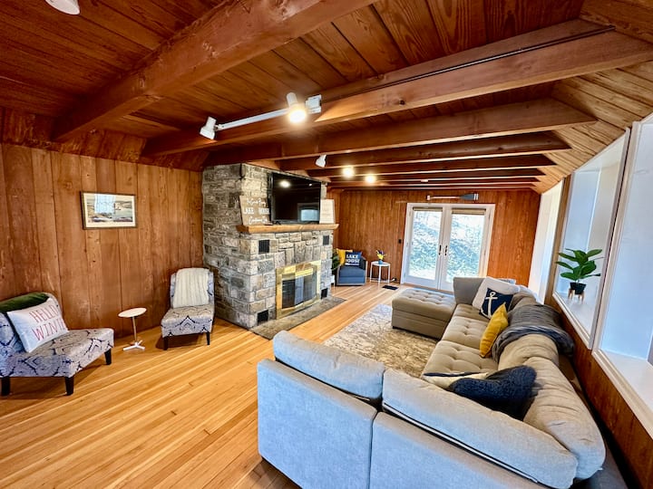 Candlewood Isle Cabin ~ Dog Friendly ~ Lake ~ Dock - Brookfield, CT