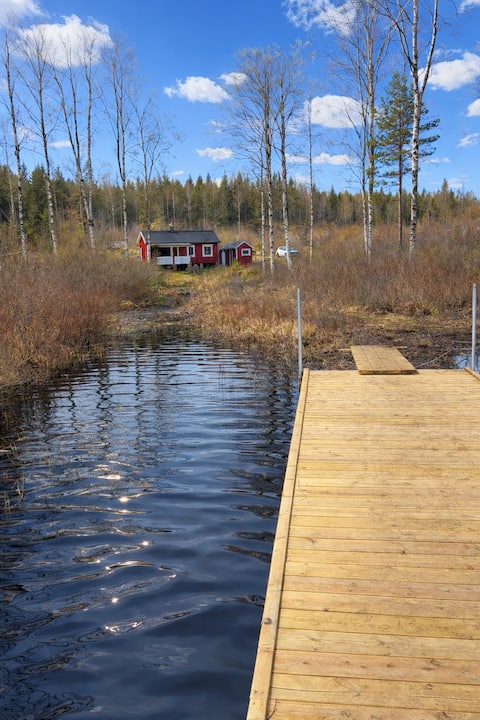 Live with nature, your own jetty, boat & sauna!