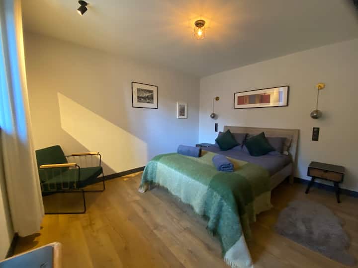 Dvojlôžko so zásuvkami a priestorom na zavesenie