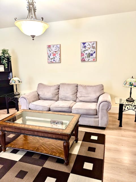 Successful Airbnb property: Clean & Spacious/Central Location/Skytrain/bus in Coquitlam