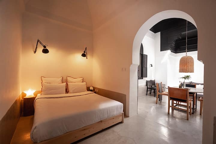 Sweet nights: queen-size bed (160 x 200) with a very comfortable mattress and designer Egyptian cotton embroidered linen. 

Sleep in luxury: ultra-comfortable queen-size bed with premium, hand-embroidered Egyptian cotton designer linens.