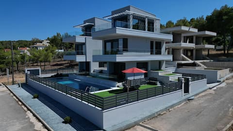 Paradise Cove, Theologos 1