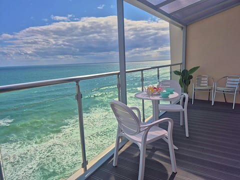 Panoramic apartment on the beach in Byala