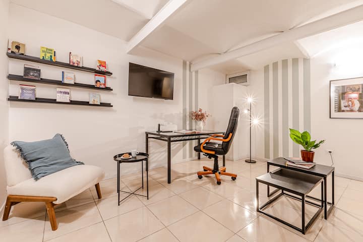 تتميز منطقة المكتب بأنها واسعة وهادئة، وتحتوي على مكتب كبير واتصال واي فاي سريع.