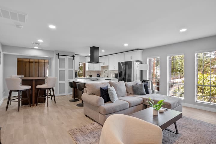 Luxury Biltmore Condo Pool, Gym, And Restaurants - Phoenix, AZ