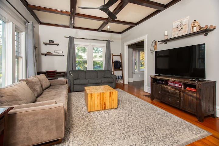 '50s Kid Friendly Home Near Downtown W/ Yard - Black Hawk, SD