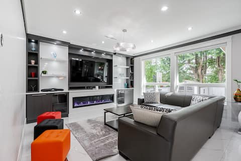FamilyFriendly/YVR/ Lux/Modern House w/AC/Jacuzzi