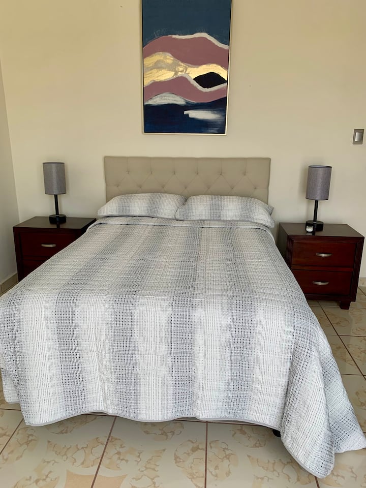 Chumba cha kulala kilicho na kabati, mtaro na kiyoyozi, taa za kugusa na chaja ya USB.