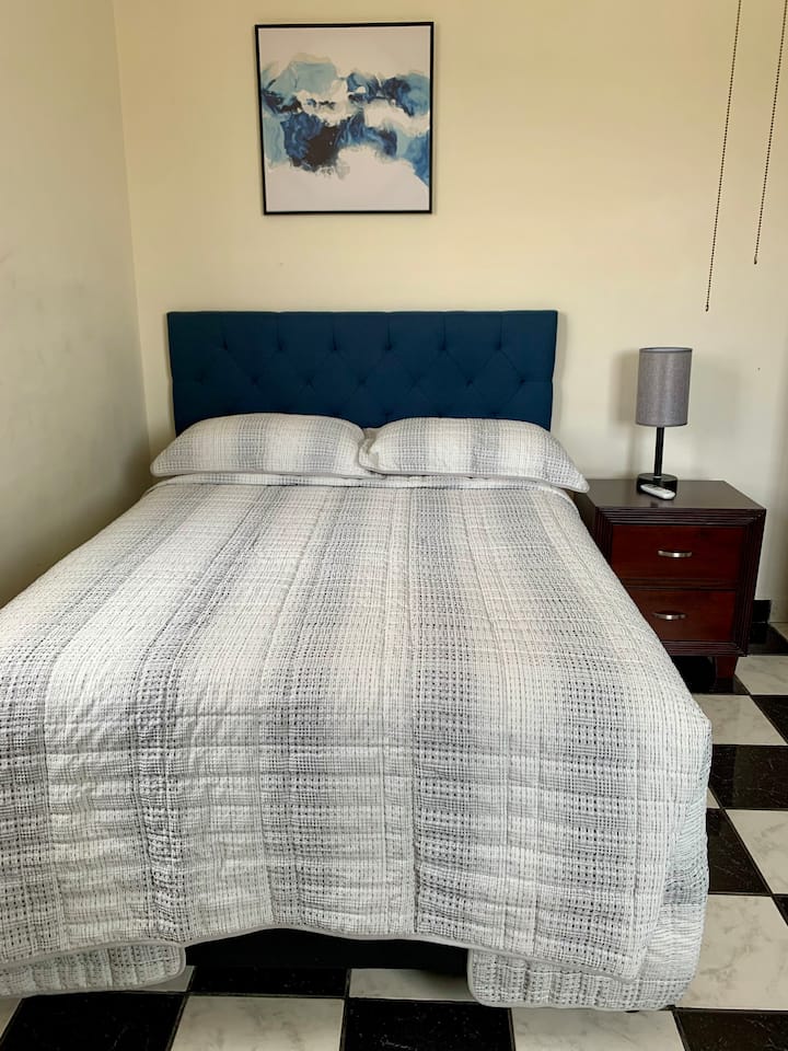 Chumba cha kulala kina TV na Play Station 4 na michezo. Kabati na kiyoyozi, ina taa za kugusa na chaja ya USB