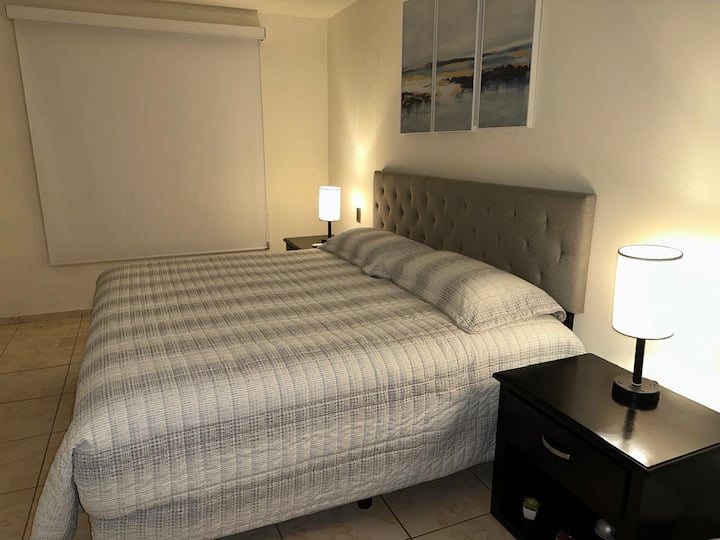 Chumba kikuu cha kulala chenye bafu, kabati na kiyoyozi, kina taa za kugusa za USB