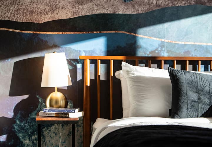 Sav osjećaj! Teksture od posteljine, baršuna i glatkog oraha.