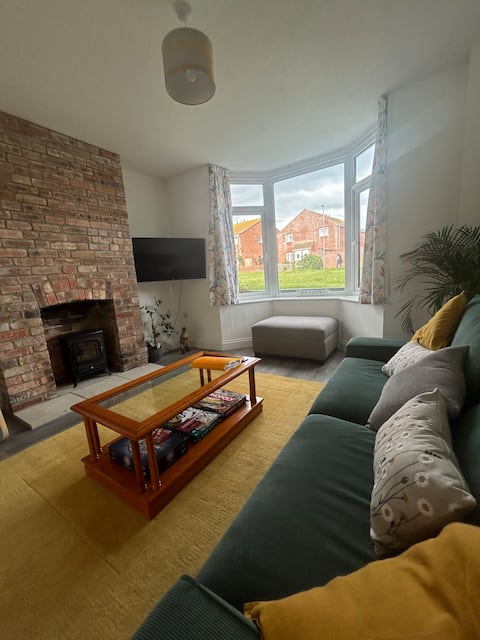 Top Airbnb: Guests Favorite Coastal Cottage, walk to beach in Weymouth