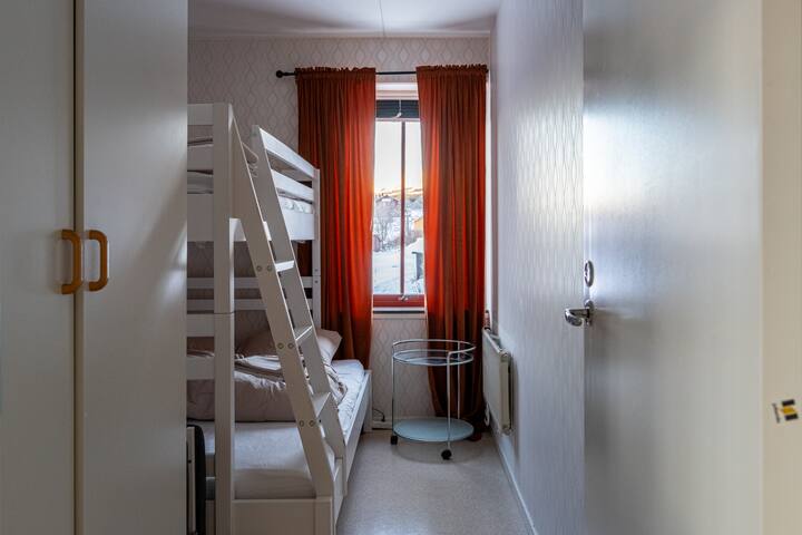 Cama de 120 cm con espacio para dos en la planta baja y una cama de 90 cm en la planta superior. Habitación perfecta para una familia pequeña