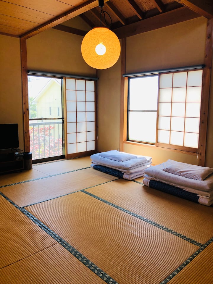 غرفة النوم الرئيسية (10 حصائر تاتامي)
من النافذة، هناك إطلالة على المحيط لإيزو أوشيما، توشيما، وأكثر من ذلك!