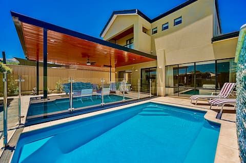 Luxury Villa W Pool & Spas
5 Bedrooms