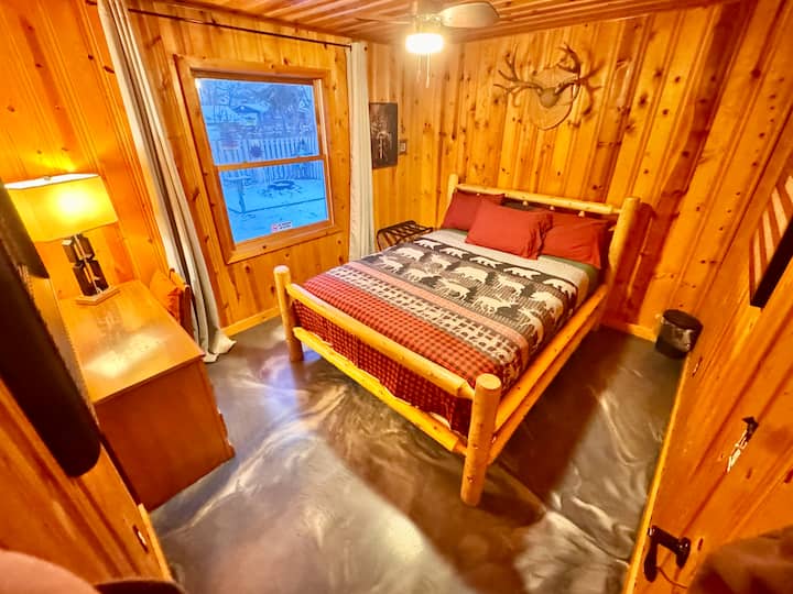 Queensize-Bett. Dedizierter Arbeitsplatz. Deckenventilator, Gepäckablage und Haken zum Aufhängen hinter der Tür.