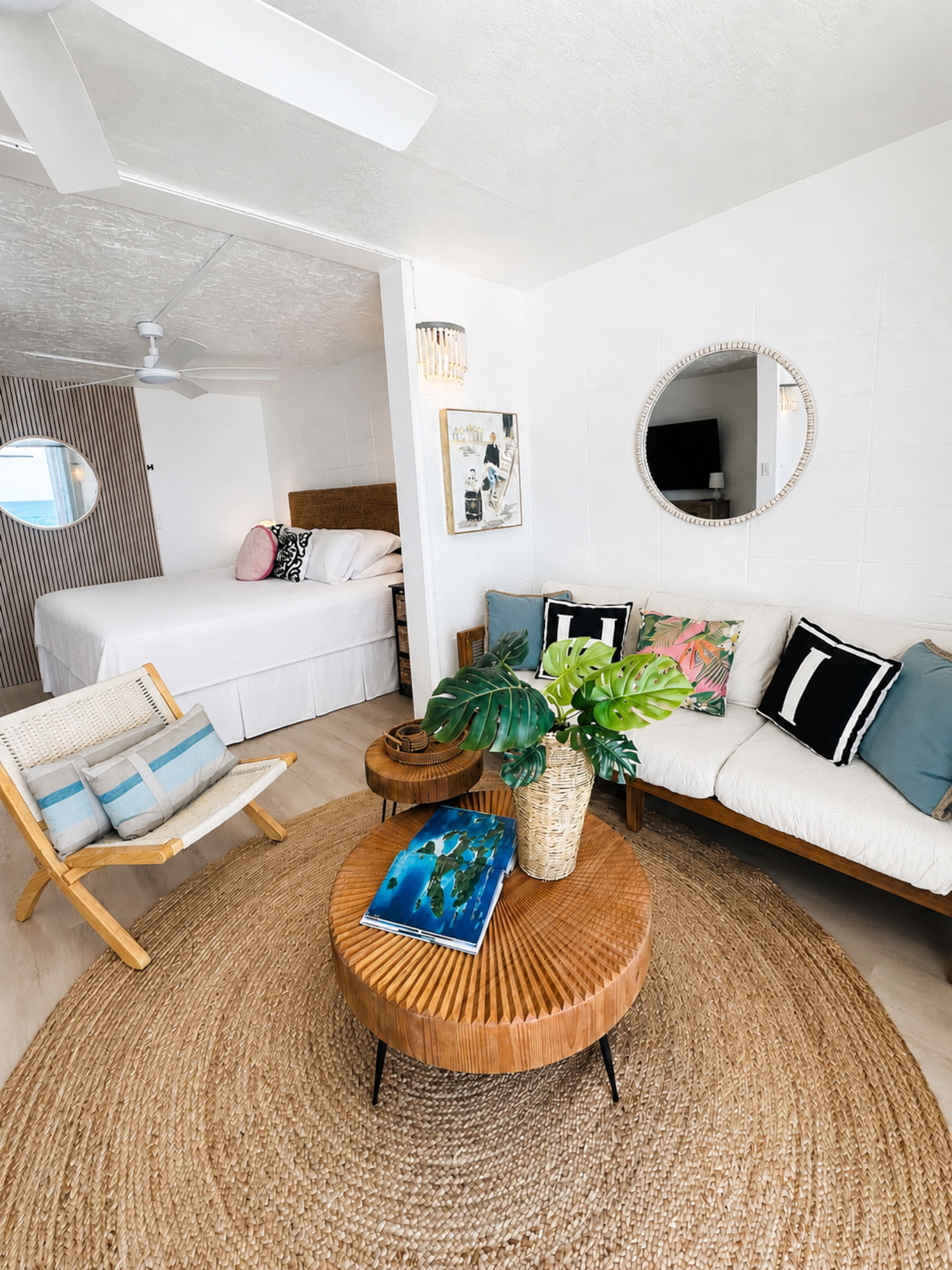 Boutique oceanfront Condo Studio Aug/Sep specials  - Image 5