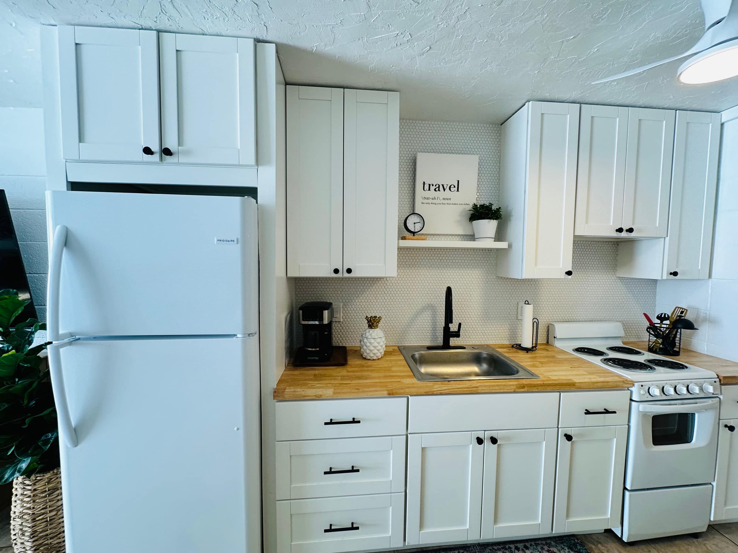 Boutique oceanfront Condo Studio Aug/Sep specials  - Image 3
