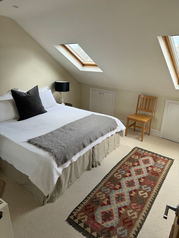 KUMBUKA: Chumba hiki kina vitanda 2 vya mtu mmoja ambavyo vinaweza kutengenezwa kuwa kitanda cha kifalme kama inavyoonyeshwa hapa. 

Chumba hicho hakina vitanda 3 kwa jumla.  Ama 1 s/k - AU - 2 single 