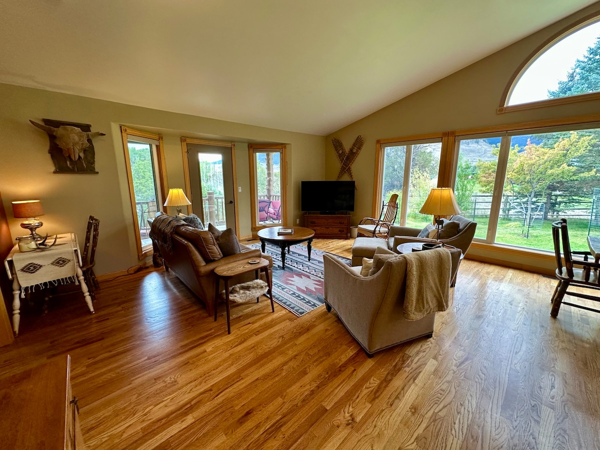 Successful Airbnb property: Riverside Lodge - wildlife, fishing, next to YNP! in Gardiner