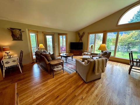 Successful Airbnb property: Riverside Lodge - wildlife, fishing, next to YNP! in Gardiner