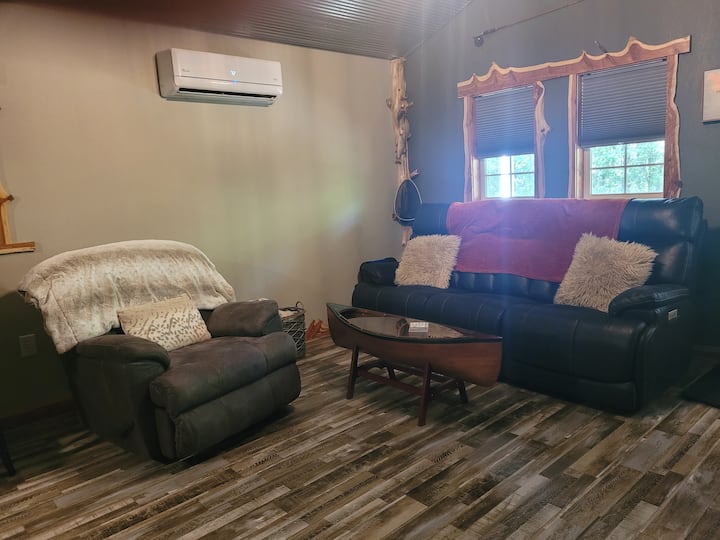 Pup Friendly Cabin Close To The Niangua River - Misuri
