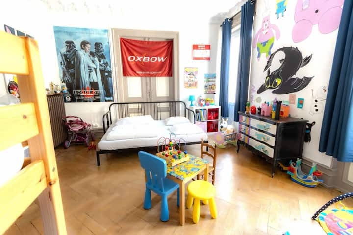 เตียงสองชั้น 1 หลัง เตียงเด็กเล็ก 1 หลัง เตียงคู่ 1 หลัง 