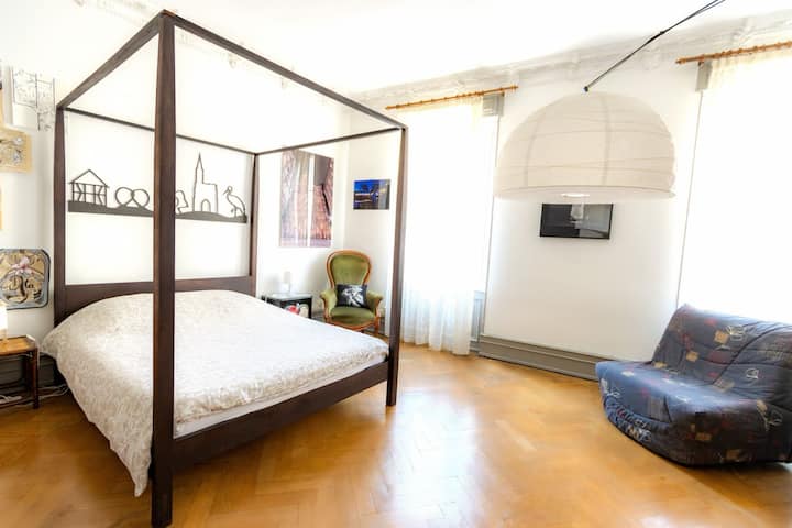 เตียงคู่ 1 หลัง เตียงเสริม 1 หลัง เตียงเด็กเล็ก 1 หลัง (อาจมีเตียงเด็กเล็กที่ 2) 