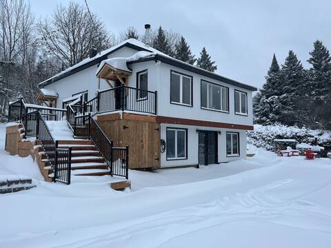 Chalet du lac, waterfront.