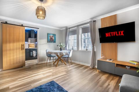 Top Airbnb: Luxury 1BR Central Apartment on Rose Street - WiFi in Midstocket & Rosemount