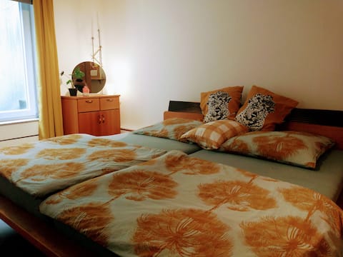 Erfolgreiche Airbnb-Immobilie: Accommodation surrounded by greenery in Essen
