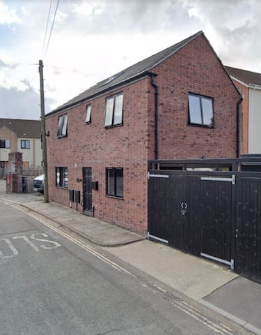 Hip Southville House & Courtyard – Sleeps 4 gallery image 2