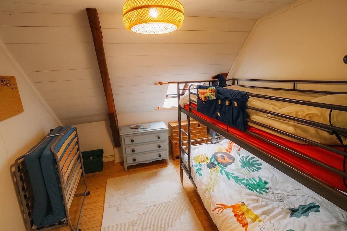 חדר שינה 5: קומה 2 - מיטת קומותיים אחת + מיטת קיפול אחת 