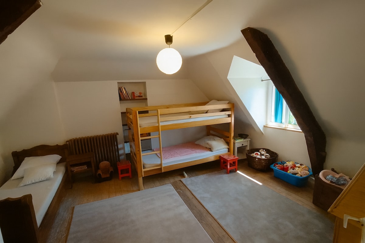 חדר שינה 3 - קומה 2: 2 מיטות קומתיים ומיטת יחיד אחת