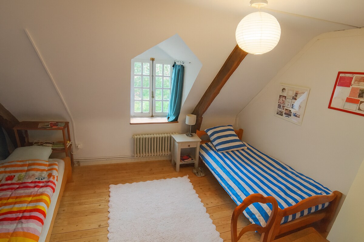 חדר שינה 4 - קומה 2: 2 מיטות + מיטה נפתחת אחת