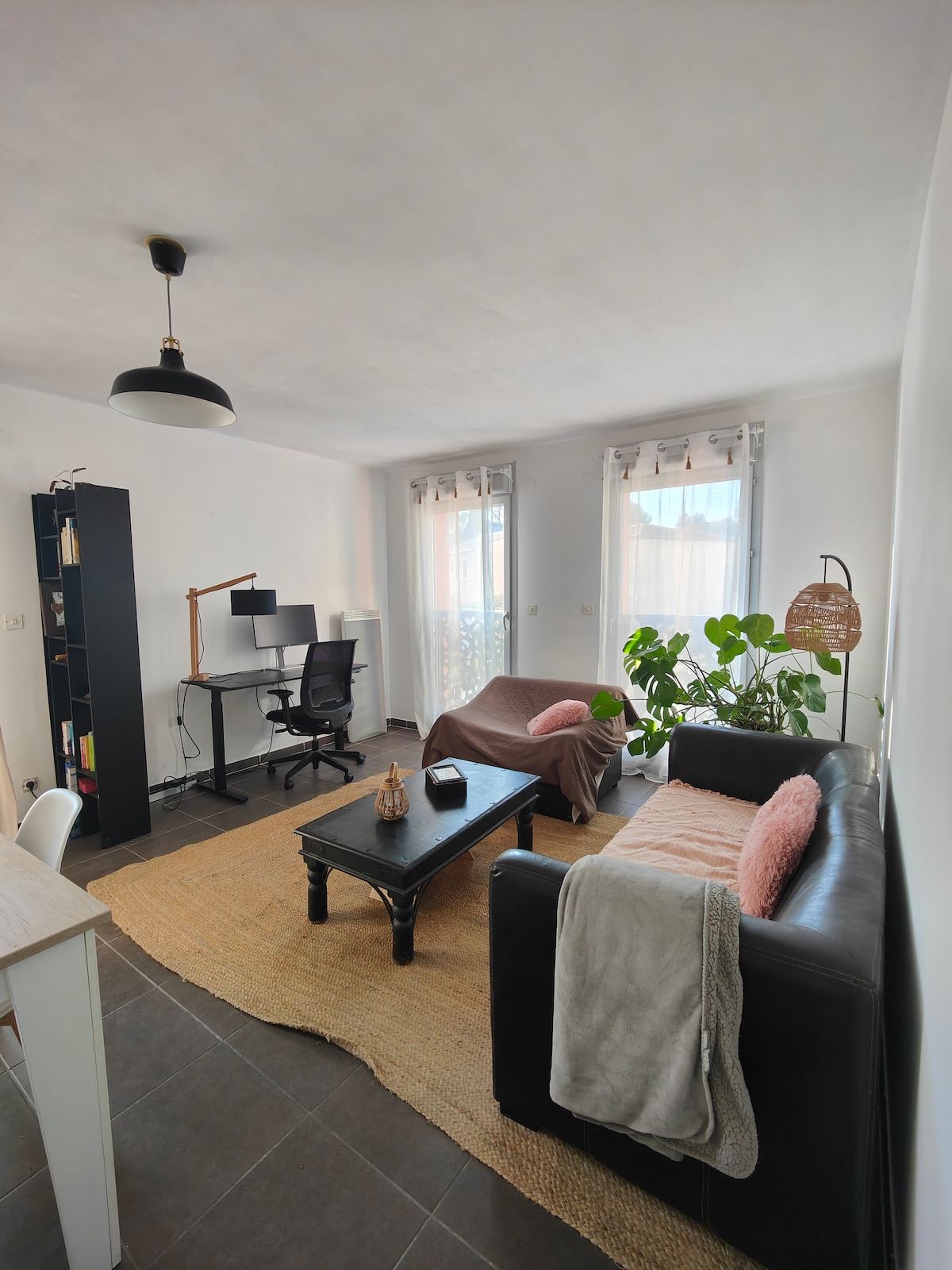 Popular Airbnb listing: Cosy, bright, fully-equipped apartment in Hôpitaux Facultés