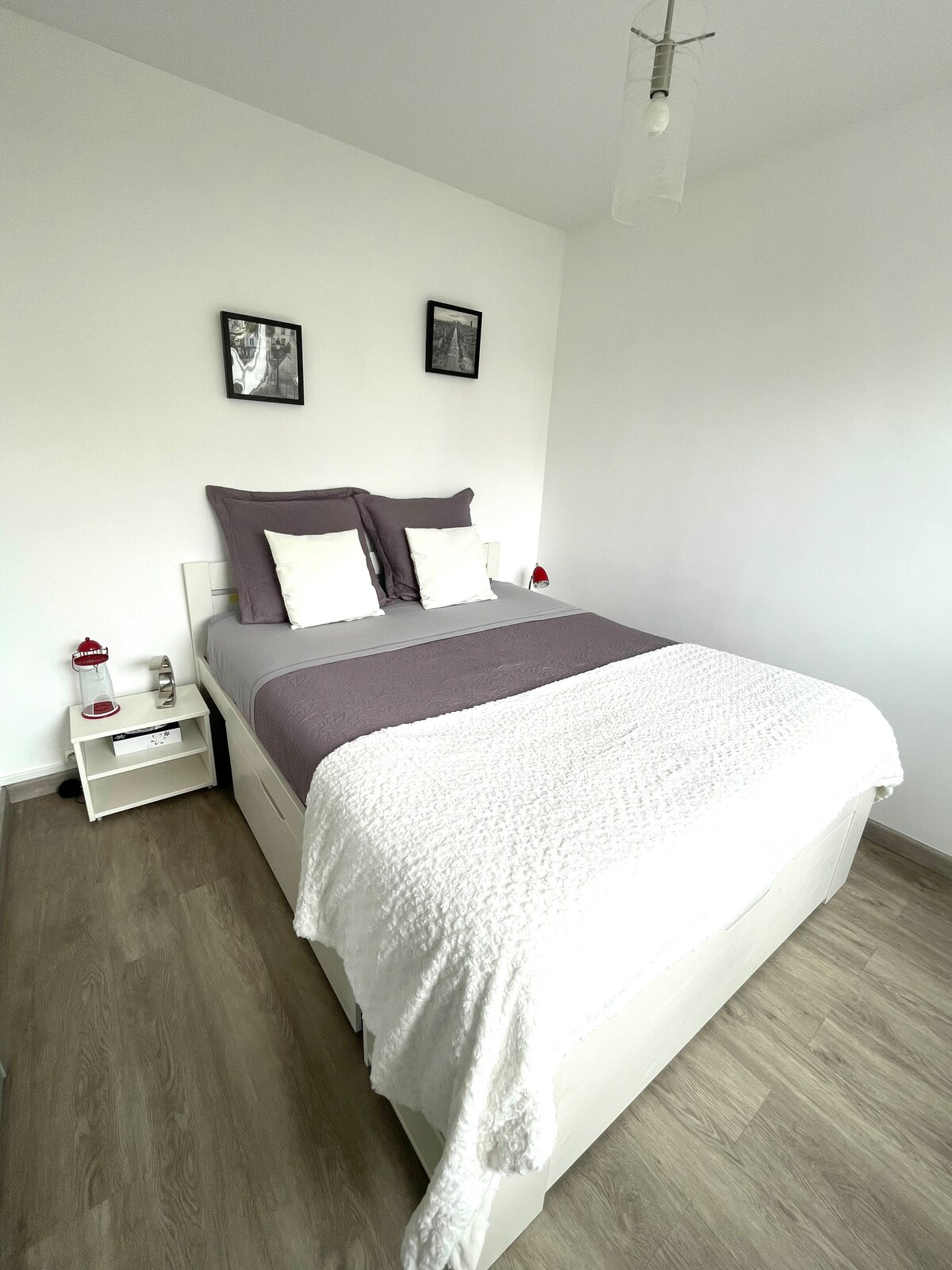 Ditt rum: nytt och strömlinjeformat. Queensize-säng med madrass av hög kvalitet, tillräckligt för att sova gott utan att komma i vägen. En sänglampa på varje sida att läsa på kvällen. 