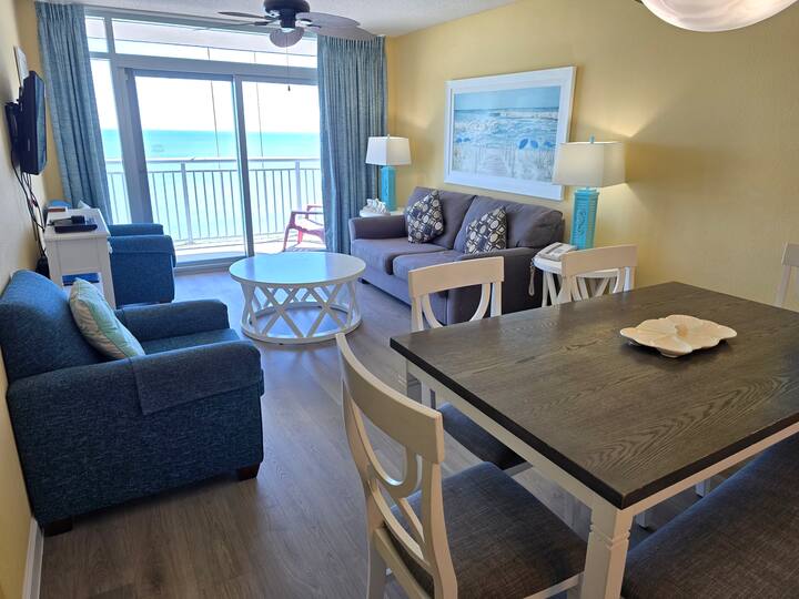 Dhoma e ndenjjes ka një divan-krevat 