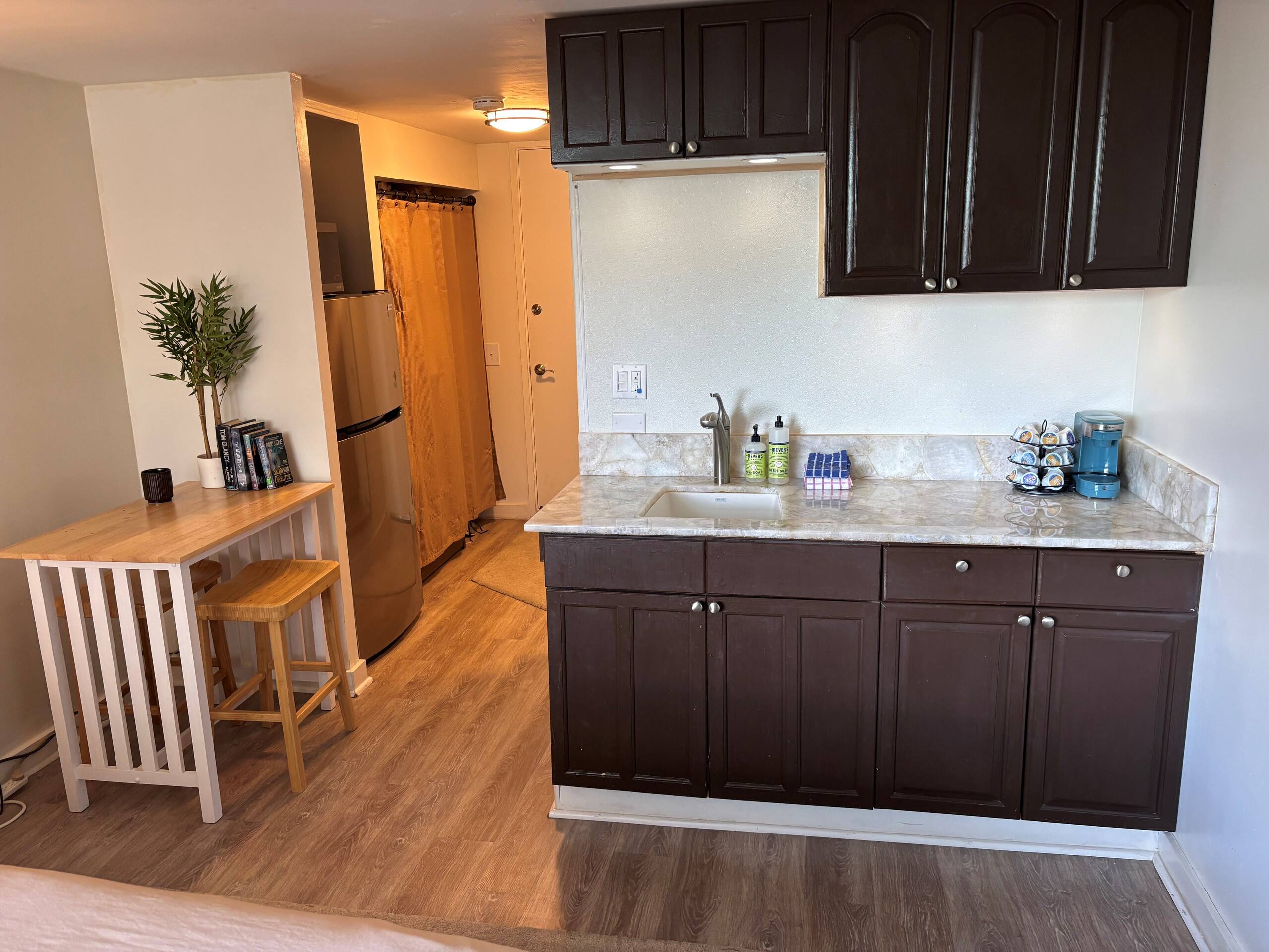 TWP 1005 Charming & Cozy Studio w/Parking - Image 7