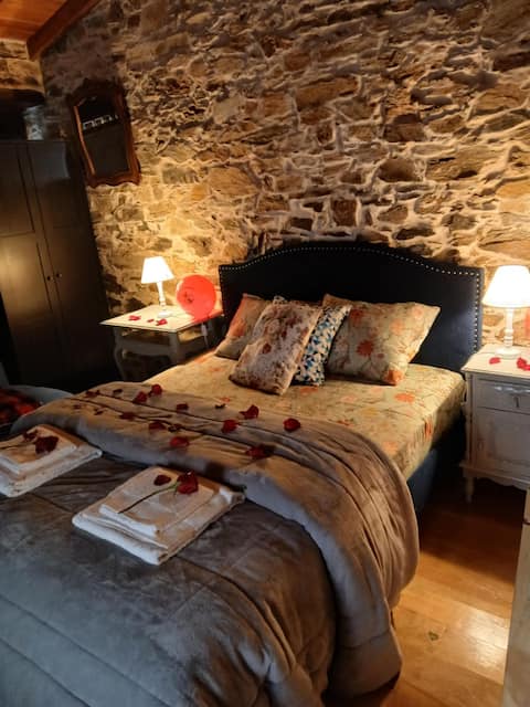 Romantic Schist Cottage: River & Mountain Views