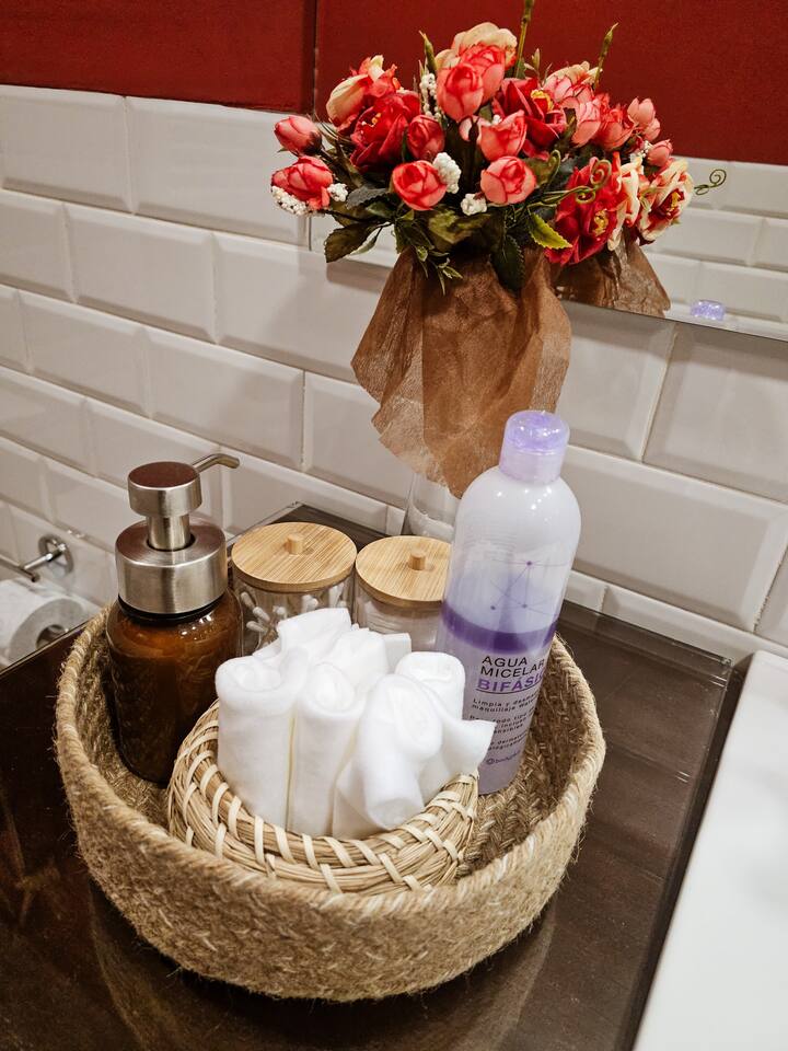 Para que no te falte ningún detalle y vayas con menos peso en la maleta.
Encontraras crema corporal, toallitas rostro, agua micelar, discos desmaquillantes, bastoncillos y más cositas que tendrás que descubrir !!!!